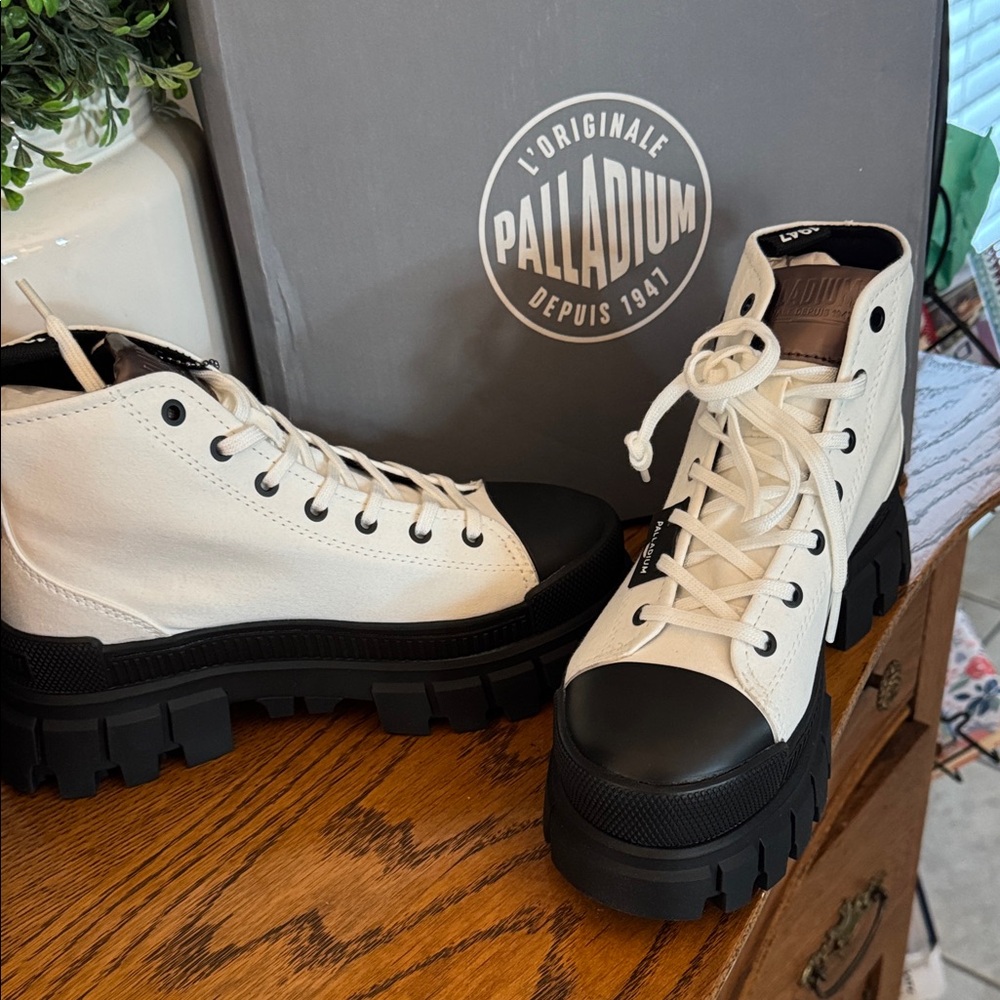 Palladium REVOLT STAR WHITE High-Top Lace-Up Boots with Black Toe Size 6 NIB